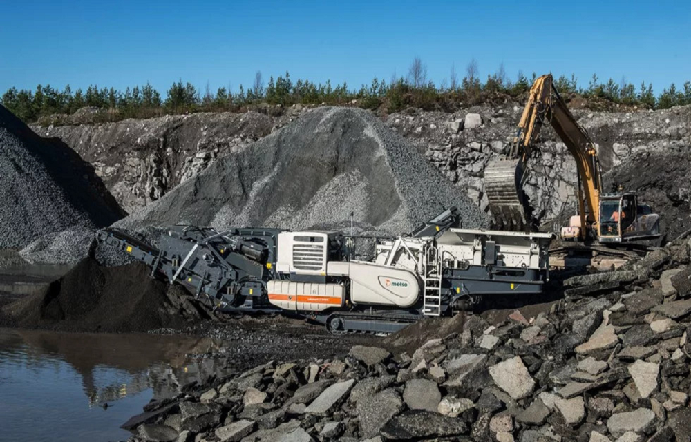 lokotrack-lt1213s-mobile-crushing-screening-plant-asphalt-resized.png